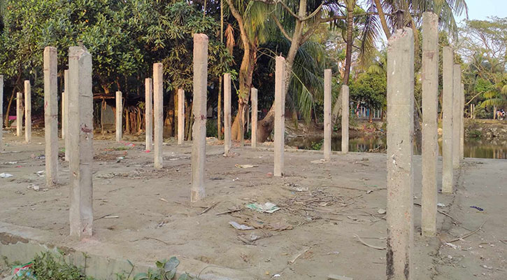 ইউএনওর নির্দেশে সরকারি ব্যারাকের ঘর ভেঙে নিলেন মেম্বার! 