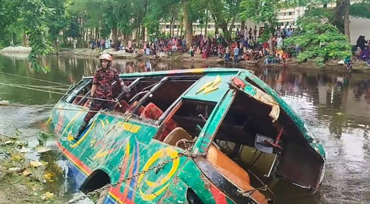 লক্ষ্মীপুরে বাস খালে পড়ে নিহত বেড়ে ৫