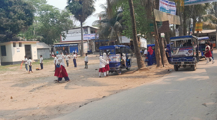 বিদ্যালয়ের সীমানা প্রাচীর না থাকায় ঝুঁকিতে ছাত্র-ছাত্রীরা