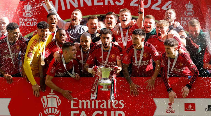 মধুর প্রতিশোধে ৮ বছর পর শিরোপা ম্যানইউয়ের