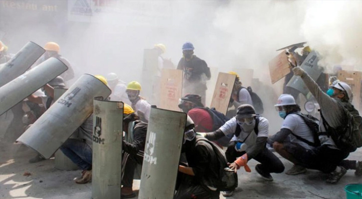 সংঘাতের মধ্যেই মিয়ানমারের ৩৭ শহরে মার্শাল ল জারি