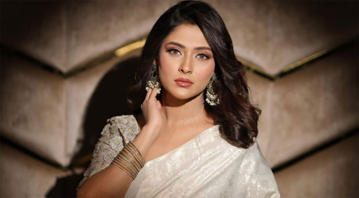অভিনেত্রী মেহেজাবীনের বিরুদ্ধে গ্রেপ্তারি পরোয়ানা