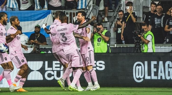 মেসির জোড়া গোলে শেষ ষোলোতে মায়ামি