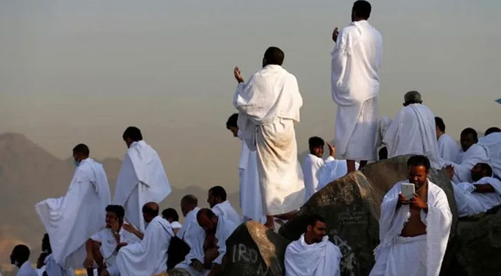 লাব্বাইক আল্লাহুম্মা লাব্বাইক ধ্বনিতে মুখরিত আরাফা প্রান্তর