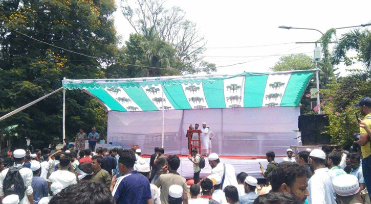 মঞ্চের সামনে অবস্থান নিয়েছেন আন্দোলনকারীরা