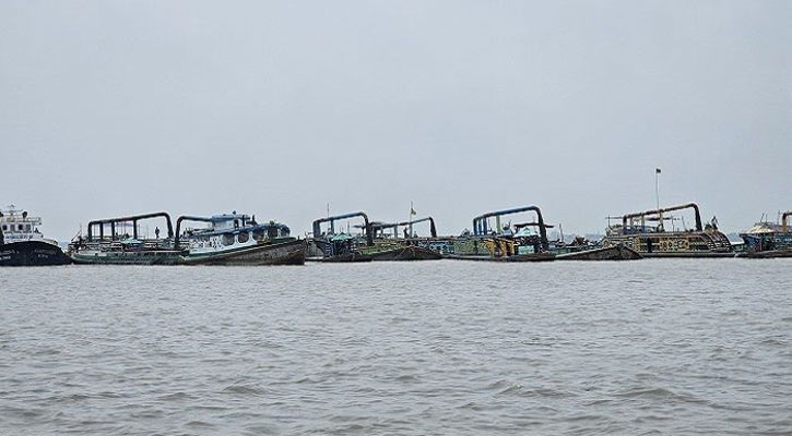 মেঘনায় গ্রাম ঘেঁষে বালু উত্তোলন, ভাঙন আতঙ্ক