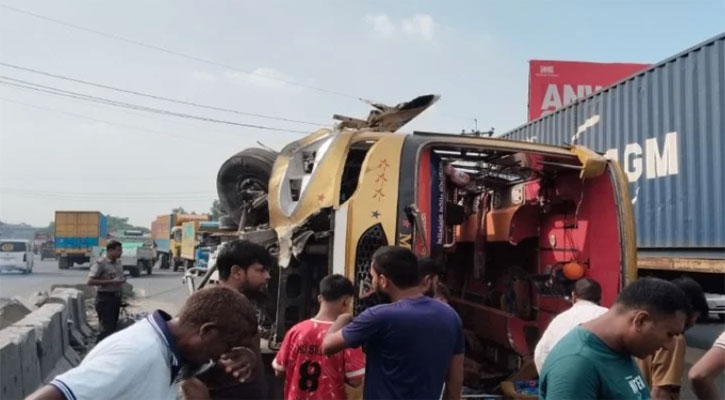 মুন্সীগঞ্জে বাস-প্রাইভেটকারের সংঘর্ষ, নিহত ৪