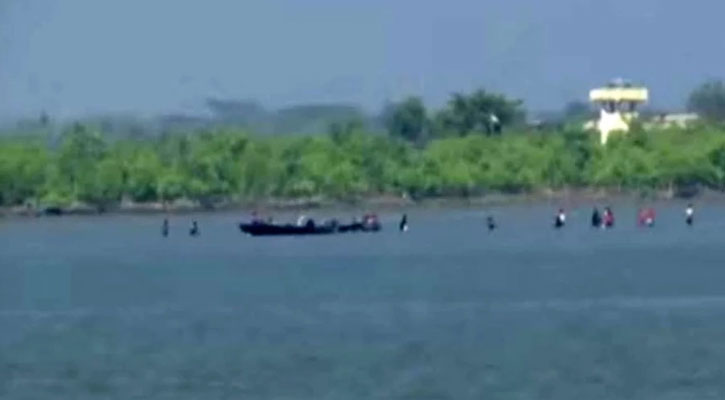 নাফ নদীতে নৌকায় রোহিঙ্গারা, অনুপ্রবেশের আশঙ্কা