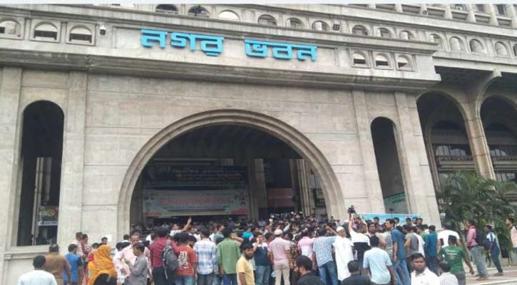 ফের নগর ভবনে অনুসারীদের সঙ্গে ইশরাক