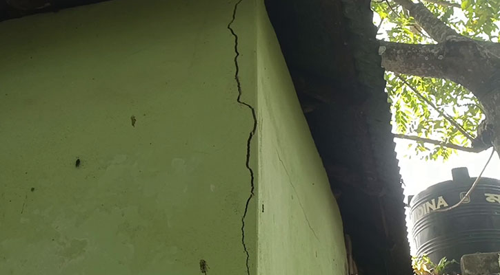 ভূমিকম্পে সেনবাগে বসত ঘরের দেয়াল ফাটল