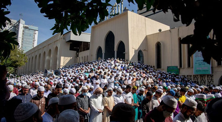 দেশ ও জাতির কল্যাণ কামনা করে জাতীয় মসজিদে বিশেষ মোনাজাত