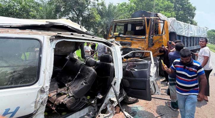 নাটোরে ট্রাক-মাইক্রোবাস সংঘর্ষে নিহত ৬