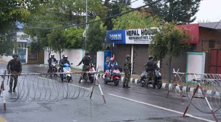 শান্তি ফেরানোর চেষ্টায় সেনাবাহিনী, অন্তর্বর্তী নেতৃত্ব নিয়ে টানাপোড়েন