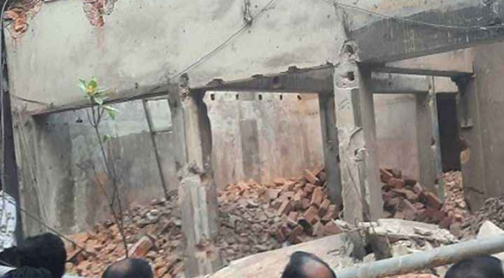 নেত্রকোনায় দেয়াল ধসে তিন শ্রমিকের মৃত্যু