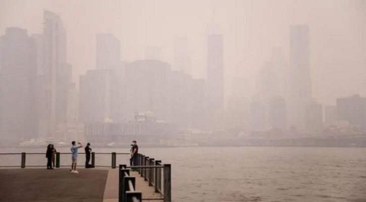 ধোঁয়ায় ঢেকে গেছে নিউইয়র্ক, যুক্তরাষ্ট্রজুড়ে সতর্কতা জারি