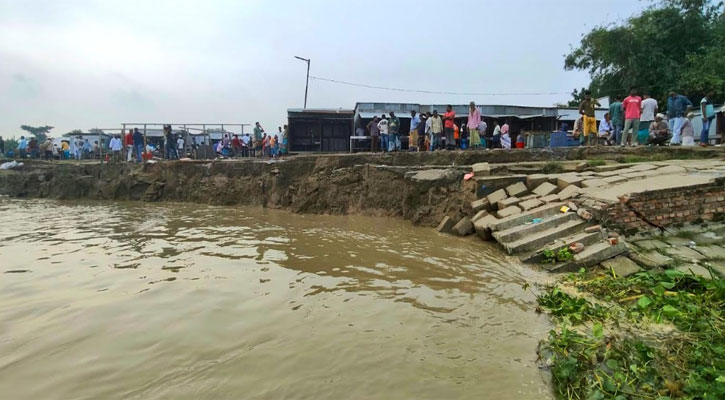 নড়িয়ায় নদী তীররক্ষা বাঁধে ফাটল, বিলীন ২০ মিটার