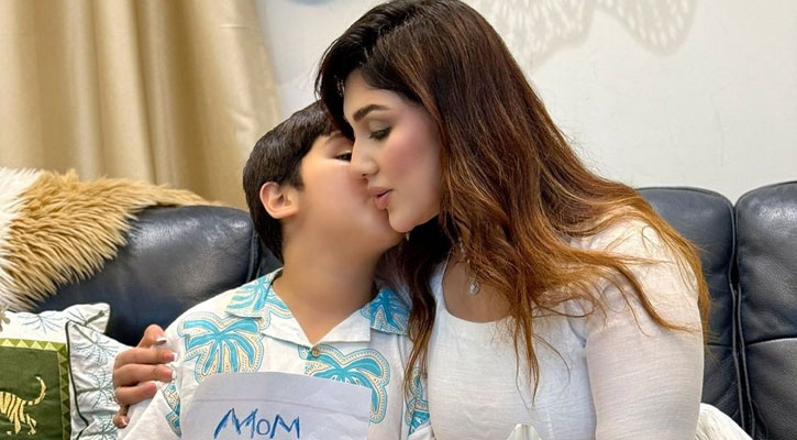 ছেলের সঙ্গে কেক কেটে জন্মদিন উদযাপন করলেন অপু বিশ্বাস