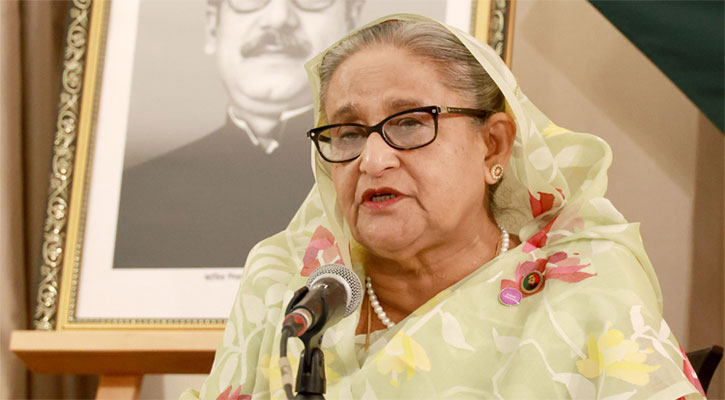 নিজ বাড়িতে নেতাকর্মীদের সঙ্গে প্রধানমন্ত্রীর বৈঠক