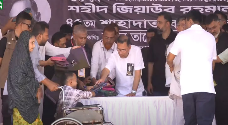 অসহায়দের মাঝে খাদ্য ও বস্ত্র বিতরণ করলেন প্রধানমন্ত্রী
