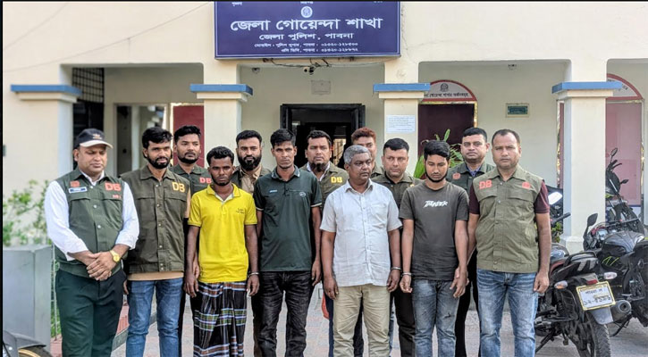 পাবনায় অস্ত্র-গুলিসহ ৪ জন গ্রেপ্তার 