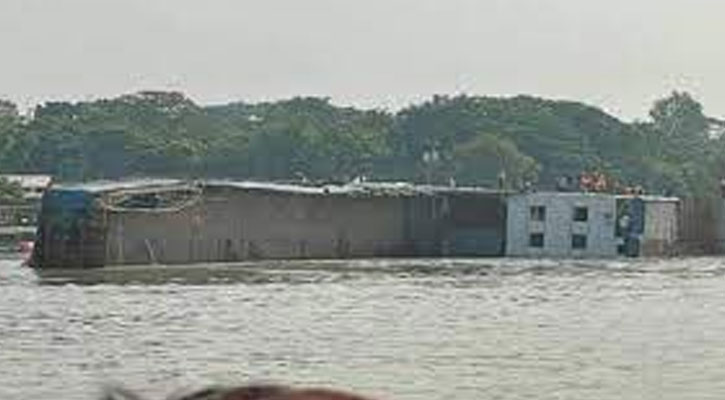 পাটুরিয়ায় বাল্কহেডের ধাক্কায় ফেরিডুবি