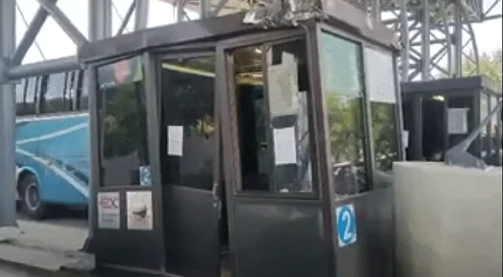 বাসের ধাক্কায় ক্ষতিগ্রস্ত পদ্মা সেতুর টোল প্লাজা