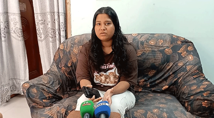 জানালা দিয়ে তাকিয়ে দেখলাম যেন আকাশটা আগুন হয়ে গেছে 