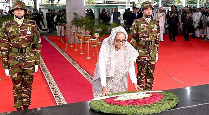 মুজিবনগর দিবসে বঙ্গবন্ধুর প্রতিকৃতিতে প্রধানমন্ত্রীর শ্রদ্ধা