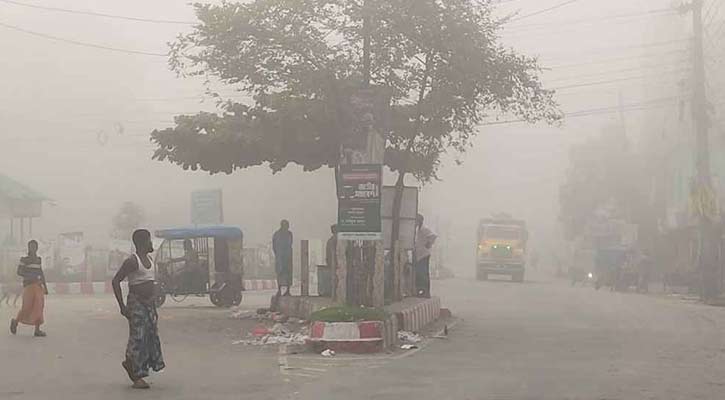 ঘনবর্ষা ও ভ্যাপসা গরমের মধ্যেও দেখা মিলল কুয়াশার