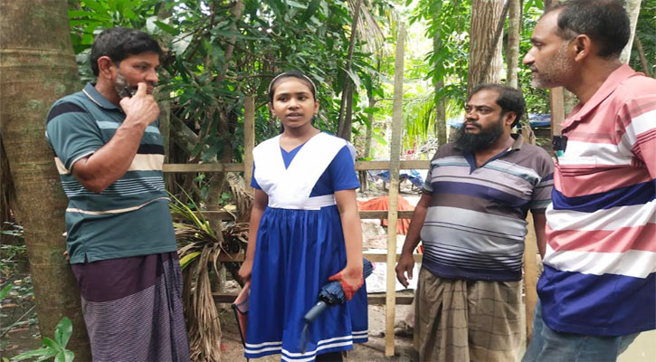 সালিশে সাক্ষী দেওয়ায় ৪০ বছরের রাস্তায় বেড়া, অবরুদ্ধ ১২ পরিবার 