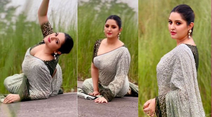 শাড়িতে উষ্ণতা ছড়ালেন পরীমণি