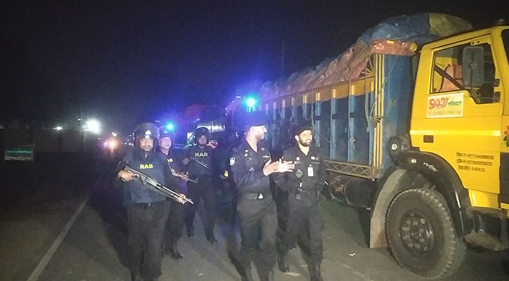 পন্যবাহী ট্রাক প্রশাসনের নিরাপত্তায় পৌছে যাচ্ছে বিভিন্ন জেলায়