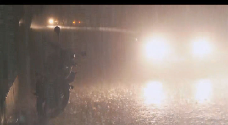 রাজধানীতে স্বস্তির বৃষ্টি, দিনে নামল অন্ধকার