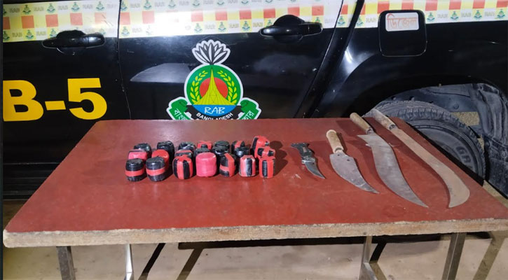 রাজশাহীতে বিপুল পরিমাণ ককটেল ও দেশীয় অস্ত্র উদ্ধার 