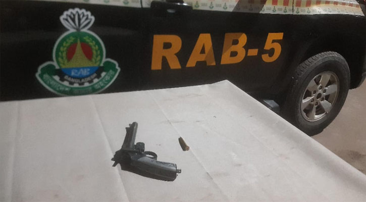 রাজশাহীতে পরিত্যক্ত অবস্থায় বিদেশি অস্ত্র উদ্ধার