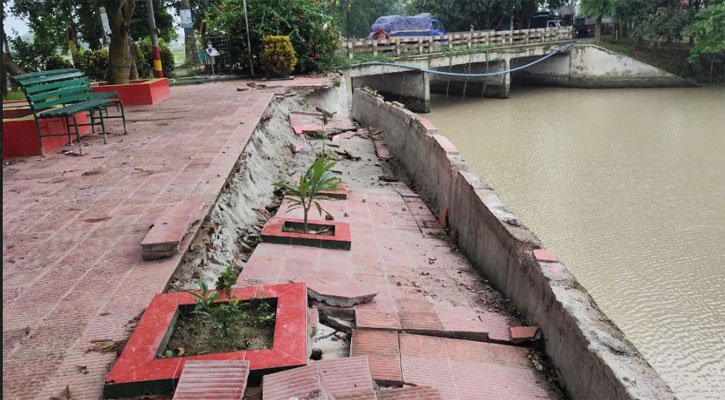 বছর না ঘুরতেই ধসে পড়ল গোদাগাড়ী ইকোপার্কের ওয়াকওয়ে