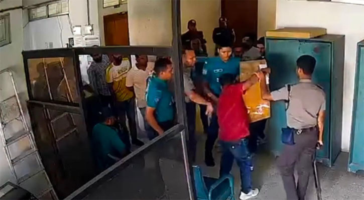 পুলিশের সামনেই টেন্ডার বাক্স ছিনতাই