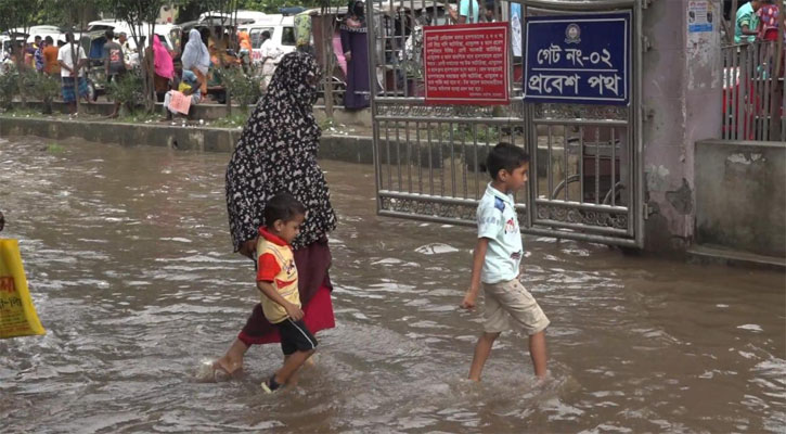 বৃষ্টির পানিতে রামেক হাসপাতালে হাঁটুপানি, রোগী-স্বজনদের ভোগান্তি