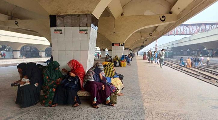 চলাচল শুরু হলেও দেরিতে ছাড়ছে ট্রেন, ভোগান্তিতে যাত্রীরা
