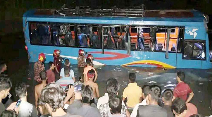 পীরগাছায় নিয়ন্ত্রণ হারিয়ে বাস পুকুরে, শিশুসহ নিহত ৩