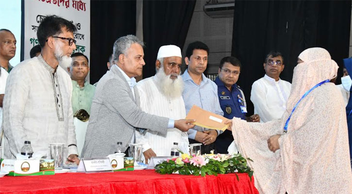 নিরাপদ সড়ক গড়তে সরকার কাজ করছে: মন্ত্রী