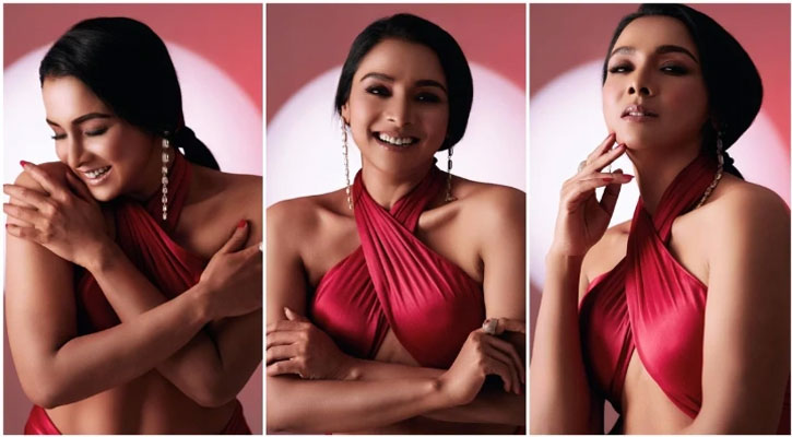 মেরুন রঙে চোখ ধাঁধালেন রুনা খান