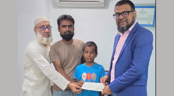 ক্যান্সারে আক্রান্ত হোসাইকে ১০ লাখ টাকা দিলো শাহজালাল ইসলামী ব্যাংক ফাউন্ডেশন