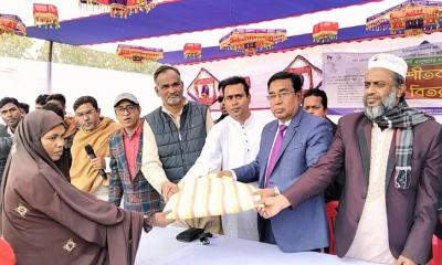 মাদারগঞ্জে শীতবস্ত্র পেল তিন শতাধিক শীতার্ত মানুষ