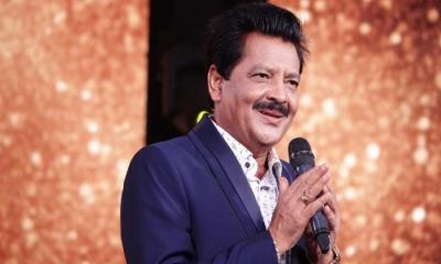 গাইতে গাইতে নারী ভক্তের ঠোঁটে চুমু, তোপের মুখে উদিত নারায়ন