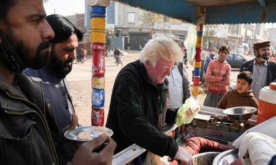 পাকিস্তানের রাস্তায় গান গেয়ে ক্ষীর বিক্রি করছেন ‘ট্রাম্প’!