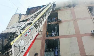 গুলিস্তানের মার্কেটে আগুন নিয়ন্ত্রণে, ব্যাপক ক্ষয়ক্ষতির আশঙ্কা