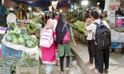 প্রাথমিক বিদ্যালয়ের প্রবেশ পথ বন্ধ করে কাঁচাবাজার স্থাপন