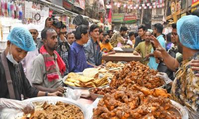 প্রথম রমজানে জমজমাট রাজধানীর ইফতার বাজার 
