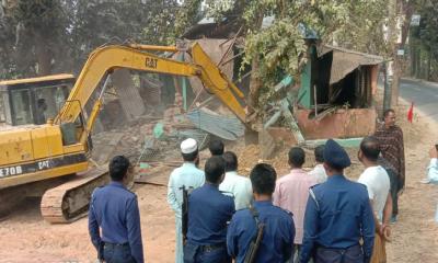 রাজবাড়ীতে ইউপি চেয়ারম্যানের দখলে থাকা অবৈধ স্থাপনা উচ্ছেদ